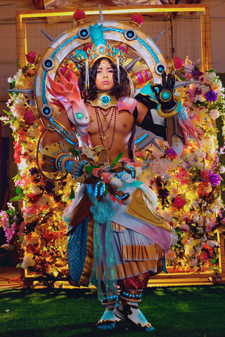 Illustration for article titled Overwatch Cosplay From Another Universe
